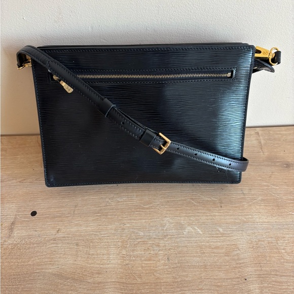 Authentic Louis Vuitton epi leather crossbody bag - Picture 1 of 10